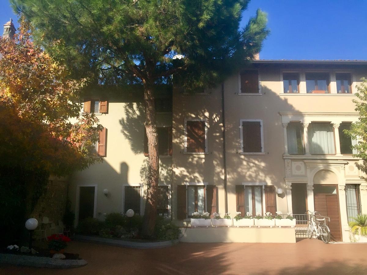 Marie Rose Luxury B&B & Apartment Desenzano del Garda Bagian luar foto